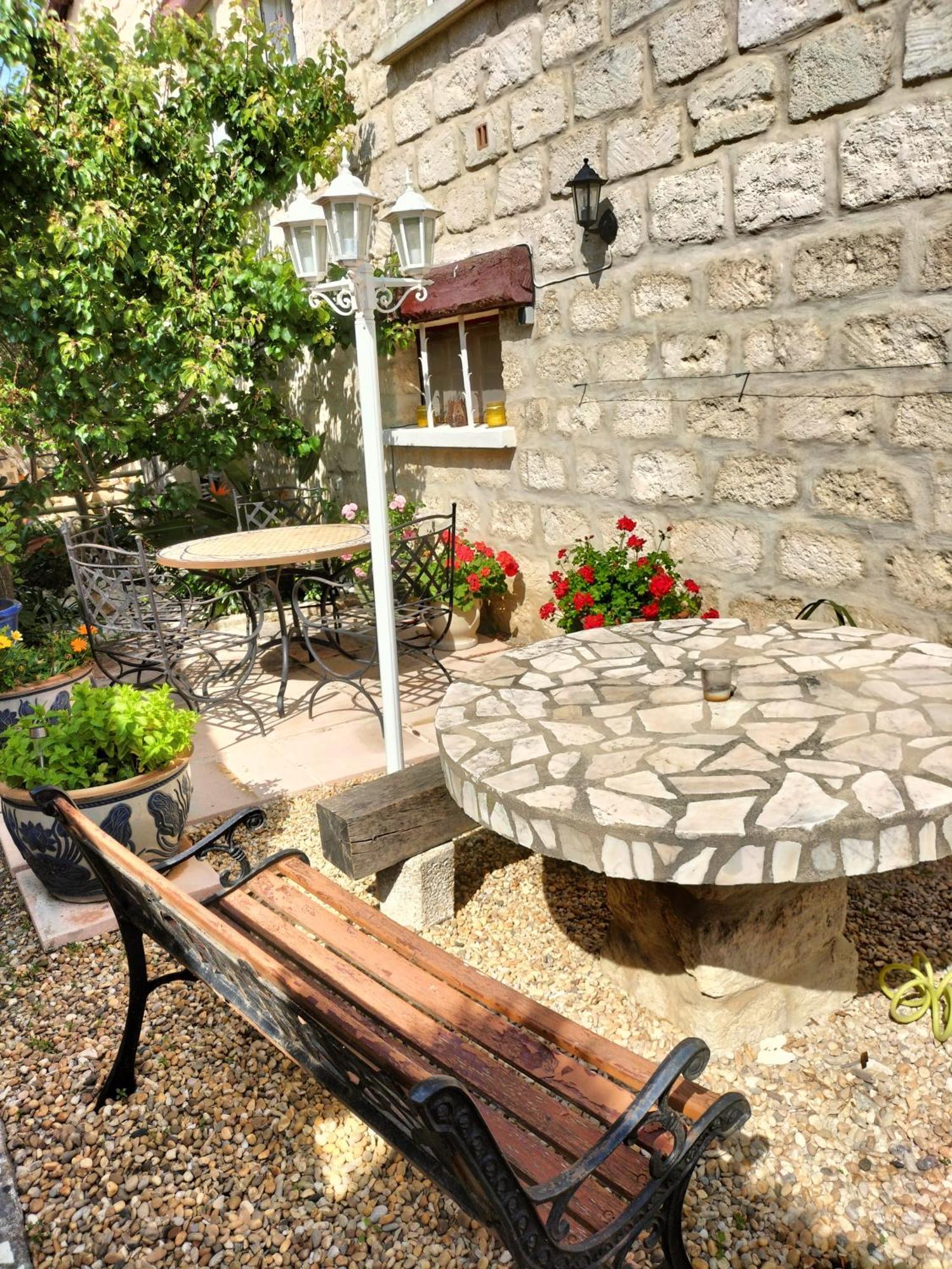Charmant Appart Avec Jardin Aigues-Mortes Buitenkant foto